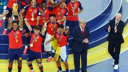 Video Trump Gak Mau Turun dari Podium Saat Spanyol Angkat Trofi Piala Dunia