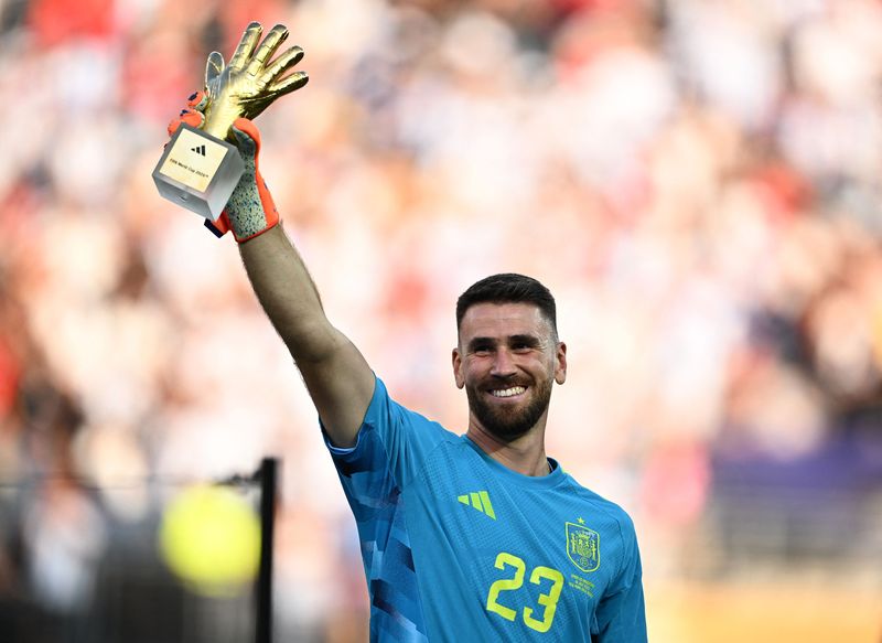 Spanyol Tak Cuma Juara, Tiga Pemainnya Sabet Trofi Soccer Football - FIFA World Cup 2026 - Final - Spain v Argentina - New York/New Jersey Stadium, East Rutherford, New Jersey, U.S. - July 19, 2026 Spain's Unai Simon celebrates after receiving the Golden Glove award REUTERS/Dylan Martinez