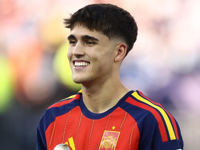 Soccer Football - FIFA World Cup 2026 - Final - Spain v Argentina - New York/New Jersey Stadium, East Rutherford, New Jersey, U.S. - July 19, 2026 Spains Pau Cubarsi celebrates after receiving the Young Player award REUTERS/Lee Smith