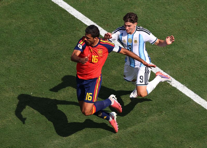 Spanyol vs Argentina Soccer Football - FIFA World Cup 2026 - Final - Spain v Argentina - New York/New Jersey Stadium, East Rutherford, New Jersey, U.S. - July 19, 2026 Spain's Rodri in action with Argentina's Julian Alvarez REUTERS/Carlos Barria