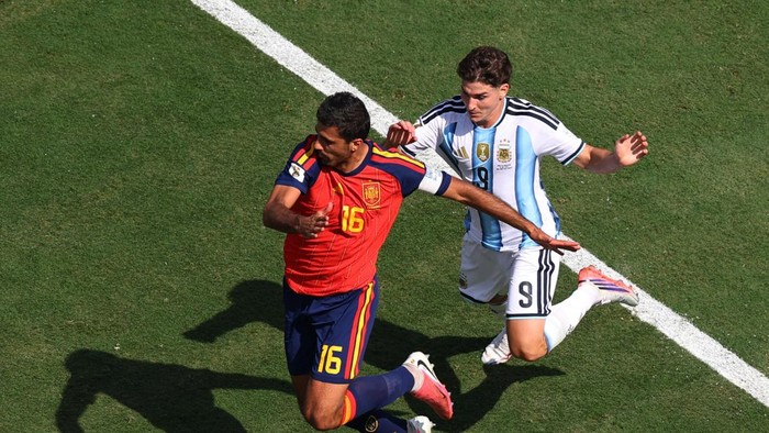 Soccer Football - FIFA World Cup 2026 - Final - Spain v Argentina - New York/New Jersey Stadium, East Rutherford, New Jersey, U.S. - July 19, 2026 Spains Rodri in action with Argentinas Julian Alvarez REUTERS/Carlos Barria