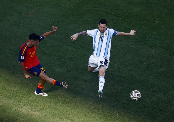 Soccer Football - FIFA World Cup 2026 - Final - Spain v Argentina - New York/New Jersey Stadium, East Rutherford, New Jersey, U.S. - July 19, 2026 Spains Pedri in action with Argentinas Lionel Messi REUTERS/Jeenah Moon