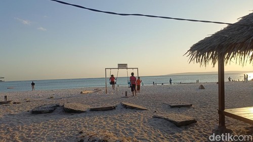 Suasana di Pantai Oesina, Kabupaten Kupang, NTT, Minggu (19/7/2026). Foto: Simon Selly/detikBali.