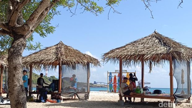 Suasana di Pantai Oesina, Kabupaten Kupang, NTT, Minggu (19/7/2026). Foto: Simon Selly/detikBali. Suasana di Pantai Oesina, Kabupaten Kupang, NTT, Minggu (19/7/2026). Foto: Simon Selly/detikBali.