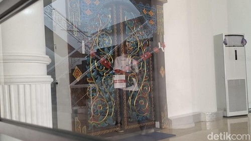 Suasana ruang kerja Bupati Lombok Barat Lalu Ahmad Zaini disegel KPK RI, Senin (20/7/2026).