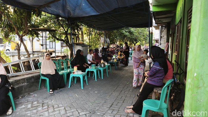 Suasana rumah duka pemotor bonceng 2 bocah SD tertabrak kereta di Kecamatan Semarang Utara, Senin (20/7/2026) sore.