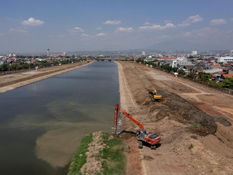Sungai Kanal Banjir Timur Semarang Dibersihkan dari Sedimen