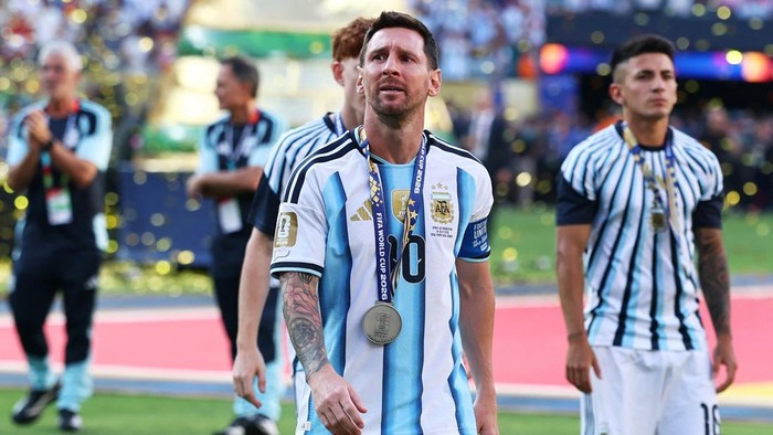 Soccer Football - FIFA World Cup 2026 - Final - Spain v Argentina - New York/New Jersey Stadium, East Rutherford, New Jersey, U.S. - July 19, 2026 Argentinas Lionel Messi with the runners-up medal as he looks dejected after the match IMAGN IMAGES via Reuters/Vincent Carchietta