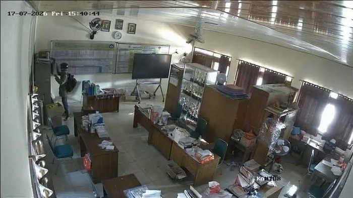 Tangkapan layar rekaman CCTV aksi pencurian di SD Negeri Mojorejo 1, Karangmalang, Sragen.