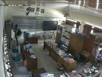 Aksi Maling Gasak Proyektor di SD Mojorejo 1 Sragen Terekam CCTV