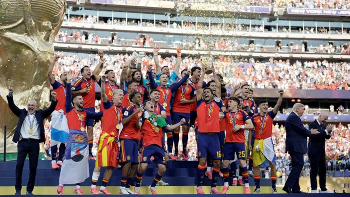 U.S. President Donald Trump and FIFA President Gianni Infantino applaud after presenting the FIFA World Cup trophy to Spain after its victory in the 2026 World Cup final at New York New Jersey Stadium in East Rutherford, New Jersey, U.S., July 19, 2026. REUTERS/Evan Vucci       TPX IMAGES OF THE DAY