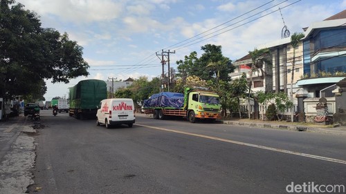 Truk barang yang terparkir di bahu Jalan Cargo, Ubung Kaja, Denpasar, Senin (20/7/2026). (Ahmad Firizqi Irwan/detikBali)