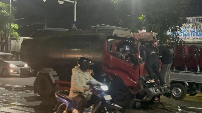 Truk tangki tabrak truk pasir di Jl A Yani Surabaya