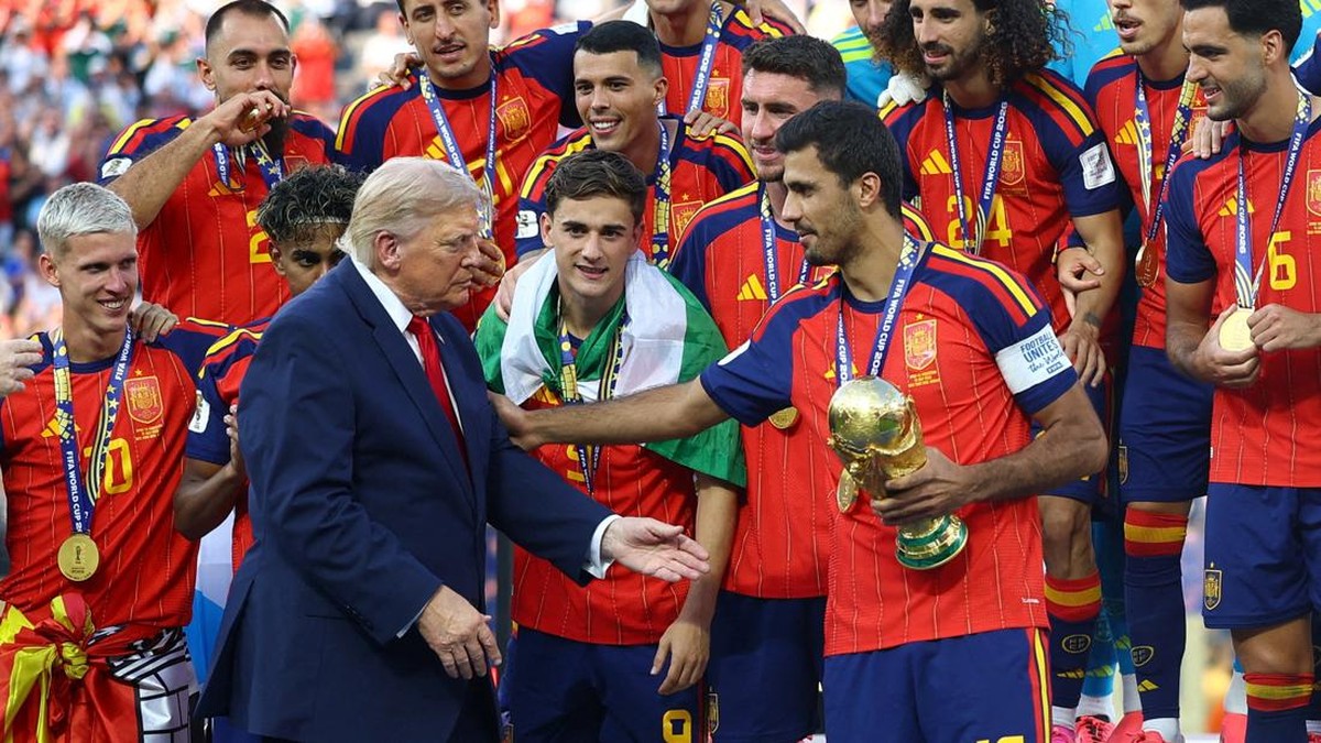 Trump Dicemooh saat Serahkan Trofi Piala Dunia Trump Dicemooh saat Serahkan Trofi Piala Dunia