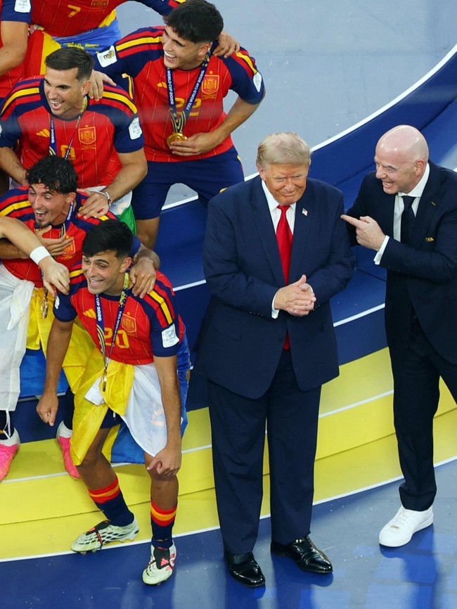 Meme Bertaburan, Sindir Trump Ikut Spanyol Angkat Trofi Pildun