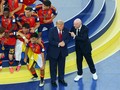Meme Bertaburan, Sindir Trump Ikut Spanyol Angkat Trofi Pildun