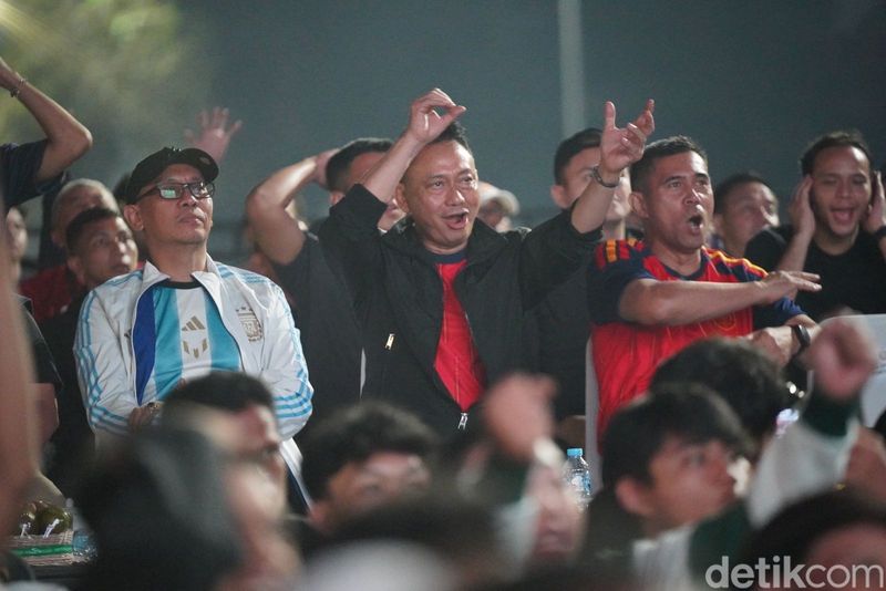 Wali Kota Pontianak Edi Rusdi Kamtono melompat ketika Ferran Torres mencetak gol pengunci kemenangan Spanyol atas Argentina di laga final Piala Dunia 2026, di Jalan Rahadi Oesman, Senin (20/7/2026) dini hari. Wali Kota Pontianak Edi Rusdi Kamtono melompat ketika Ferran Torres mencetak gol pengunci kemenangan Spanyol atas Argentina di laga final Piala Dunia 2026, di Jalan Rahadi Oesman, Senin (20/7/2026) dini hari.
