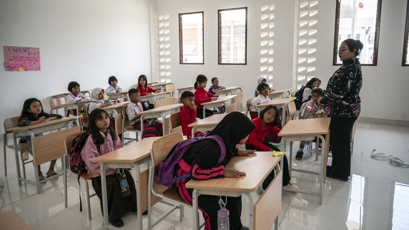 Dua siswa bermain di selasar Sekolah Rakyat Terintegrasi 1 Kota Semarang, Jawa Tengah, Selasa (21/7/2026). Pemprov Jawa Tengah menyebutkan bahwa sebanyak 10 Sekolah Rakyat permanen yang ada di wilayah tersebut siap beroperasi untuk menyelenggarakan kegiatan pembelajaran tahun ajaran 2026/2027 mulai 31 Juli 2026. ANTARA FOTO/Aprillio Akbar/YU