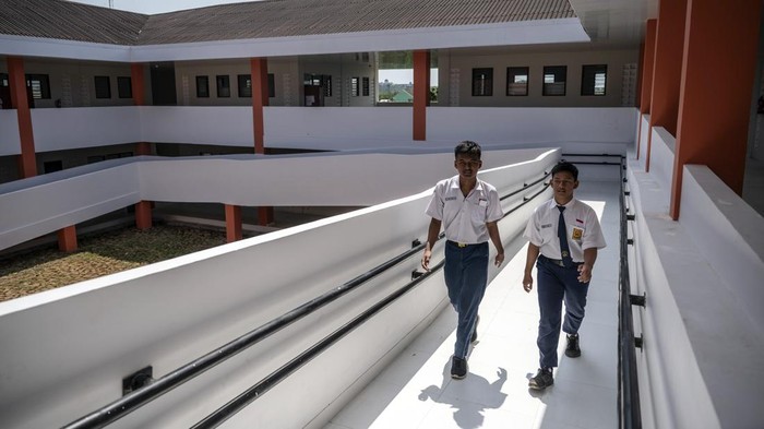 Dua siswa bermain di selasar Sekolah Rakyat Terintegrasi 1 Kota Semarang, Jawa Tengah, Selasa (21/7/2026). Pemprov Jawa Tengah menyebutkan bahwa sebanyak 10 Sekolah Rakyat permanen yang ada di wilayah tersebut siap beroperasi untuk menyelenggarakan kegiatan pembelajaran tahun ajaran 2026/2027 mulai 31 Juli 2026. ANTARA FOTO/Aprillio Akbar/YU