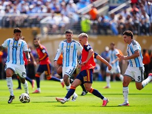 Olmo Sengat Argentina: Spanyol Lebih Berkelas di Dalam dan Luar Lapangan