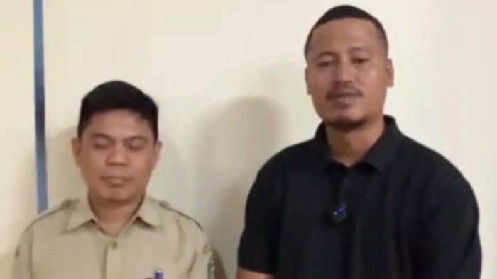 Ajudan Walkot Parepare Tasming Hamid bernama Ahmad Husaini (baju hitam) bersama Kasubag Protokoler Pemkot.