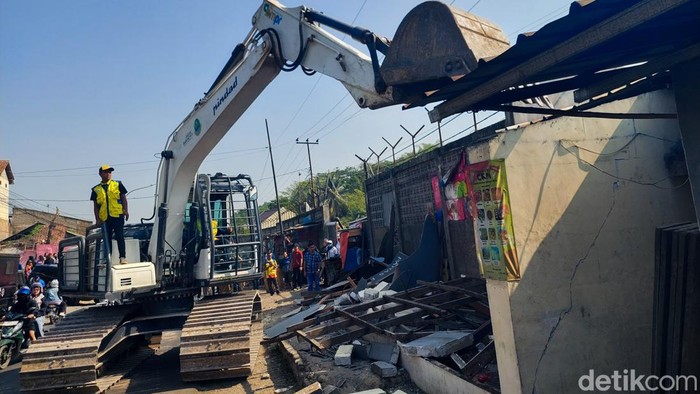 Alat Berat Robohkan Bangunan Liar di Pinggir Jalan Raya Padalarang-Purwakarta