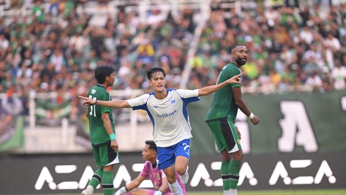 Selebrasi Lorensius Sabda saat menjebol gawang Persebaya di laga ujicoba.