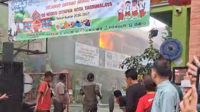 Api berkobar hebat di bangunan SDN Citapen Tasikmalaya.