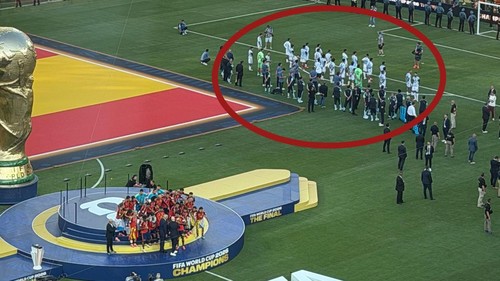 Argentina Membelakangi Spanyol Angkat Trofi,