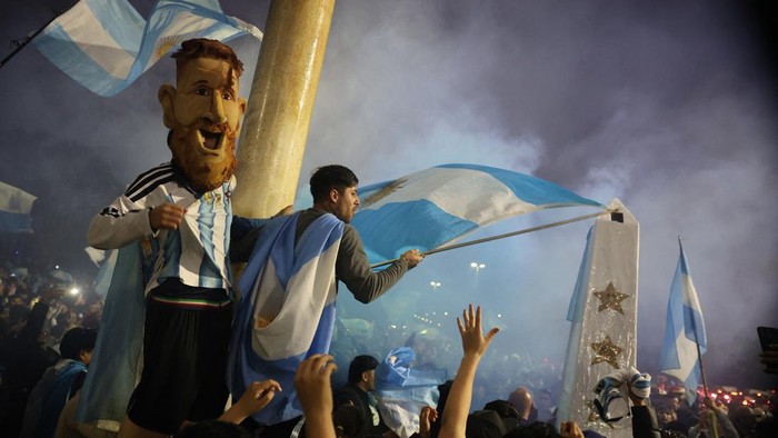 Soccer Football - FIFA World Cup 2026 - Argentina players arrive in Buenos Aires after the final - Buenos Aires, Argentina - July 20, 2026 Argentina fans gather at the Argentine Football Association (AFA) headquarters on the outskirts of Buenos Aires to welcome the players after the team lost the FIFA World Cup final to Spain REUTERS/Alessia Maccioni