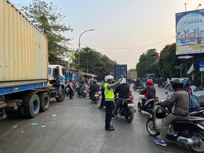 Arus lalu lintas (lalin) di Jalan Cakung, Jakarta Timur (Jaktim) macet pagi ini. Macet terjadi di kedua arah. (Dok TMC Polda Metro Jaya