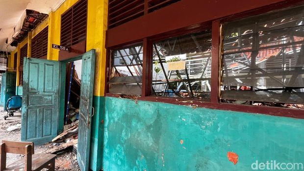 Bangunan SDN Kebayoran Lama Selatan 09 di Jaksel roboh sejak 2 tahun lalu. Hingga kini, bangunan sekolah itu masih terbengkalai. (Rumondang/detikcom)