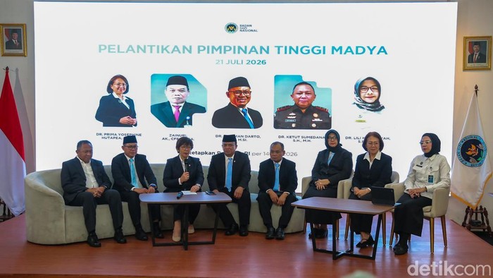 Badan Gizi Nasional (BGN) memperkenalkan lima pejabat baru dalam konferensi pers di Kantor Gedung Badan Gizi Nasional di Jakarta, Selasa (21/7/2026). Pejabat yang diperkenalkan meliputi Sekretaris Utama BGN Lili Khamiliyah, Deputi Bidang Sistem dan Tata Kelola Prima Yosephine Berliana, Deputi Bidang Penyediaan dan Penyaluran Zainuri, Deputi Bidang Promosi dan Kerja Sama Mariman Darto, serta Deputi Bidang Pemantauan dan Pengawasan Ketut Sumedana.