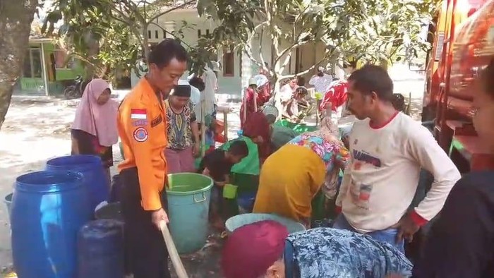 BPBD Banten mendistribusikan air di Sukaresmi, Pandeglang.