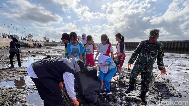 Bupati Banyuwangi dan sejumlah elemen masyarakat membersihkan sampah dan gelar apel gerakan Indonesia ASRI di muara pesisir Lateng Bupati Banyuwangi dan sejumlah elemen masyarakat membersihkan sampah dan gelar apel gerakan Indonesia ASRI di muara pesisir Lateng