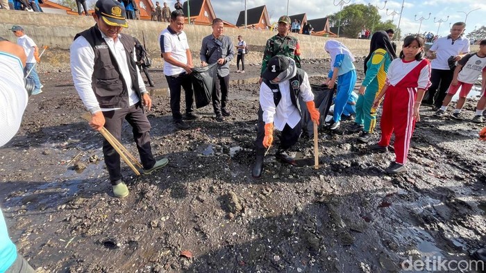Bupati Banyuwangi dan sejumlah elemen masyarakat membersihkan sampah dan gelar apel gerakan Indonesia ASRI di muara pesisir Lateng