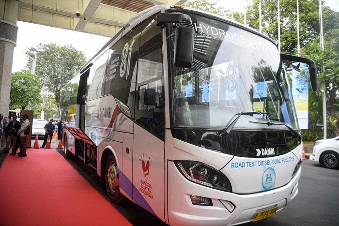 Pengunjung melihat mesin bus berbasis teknologi Hydrogen-Diesel Dual Fuel (H2 DDF) pada acara Global Hydrogen Ecosystem 2026 di Jakarta International Convention Center (JICC), Selasa (21/7/2026). kementerian ESDM bersama PLN dan DAMRI meluncurkan bus H2 DDF sebagai langkah awal dalam menguji penerapan hidrogen pada kendaraan berat sebagai bagian dari percepatan transisi menuju transportasi rendah emisi, sehingga bisa mewujudkan indonesia bebas emisi karbon 2060.  ANTARA FOTO/Muhammad Adimaja/YU