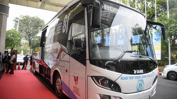 Pengunjung melihat mesin bus berbasis teknologi Hydrogen-Diesel Dual Fuel (H2 DDF) pada acara Global Hydrogen Ecosystem 2026 di Jakarta International Convention Center (JICC), Selasa (21/7/2026). kementerian ESDM bersama PLN dan DAMRI meluncurkan bus