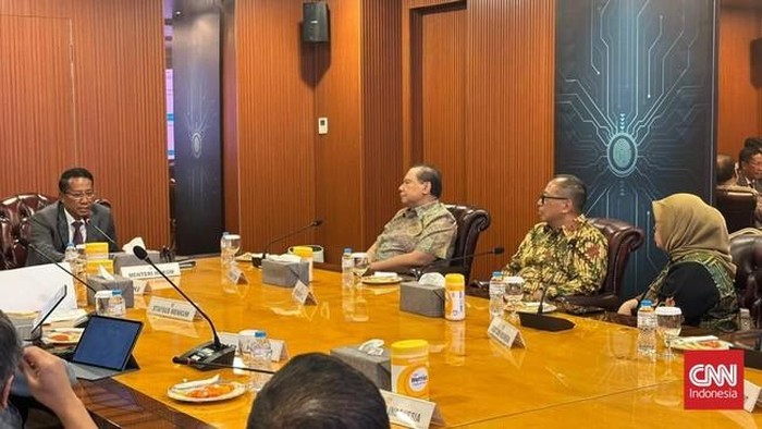 Chairman CT Corp sekaligus pemilik Transmedia, Chairul Tanjung (CT), bertemu dengan Menteri Hukum (Menkum) Supratman Andi Agtas.