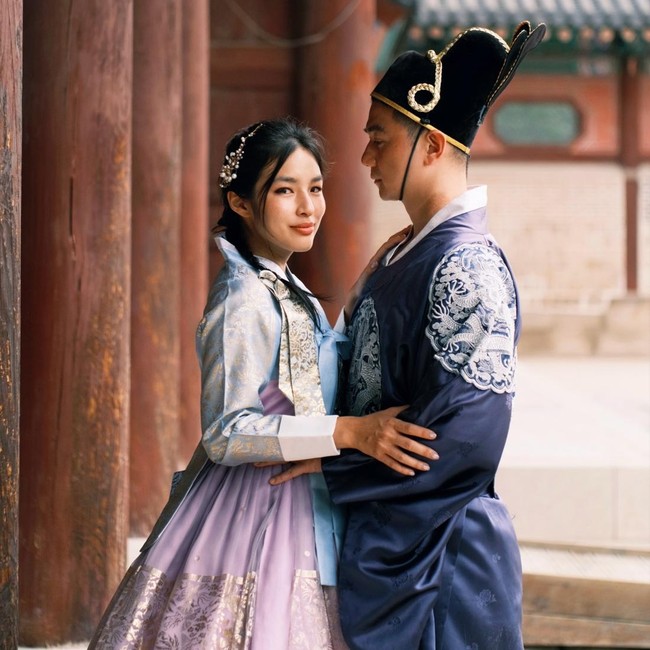 Gaya Tiffany Soetanto-Chef Arnold Pakai Hanbok Saat Musim Panas di Seoul