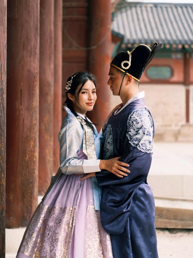 Gaya Tiffany Soetanto-Chef Arnold Pakai Hanbok Saat Musim Panas di Seoul