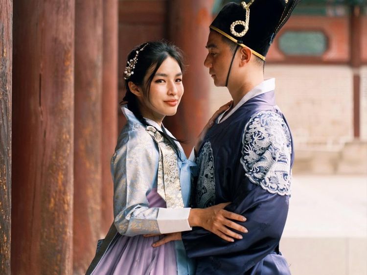 Gaya Tiffany Soetanto-Chef Arnold Pakai Hanbok Saat Musim Panas di Seoul