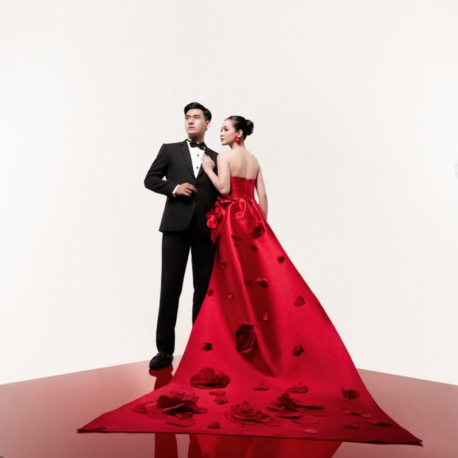 7 Potret Prewedding Dea Annisa, Memukau Dengan Gaun Merah Berhias Bunga 3D