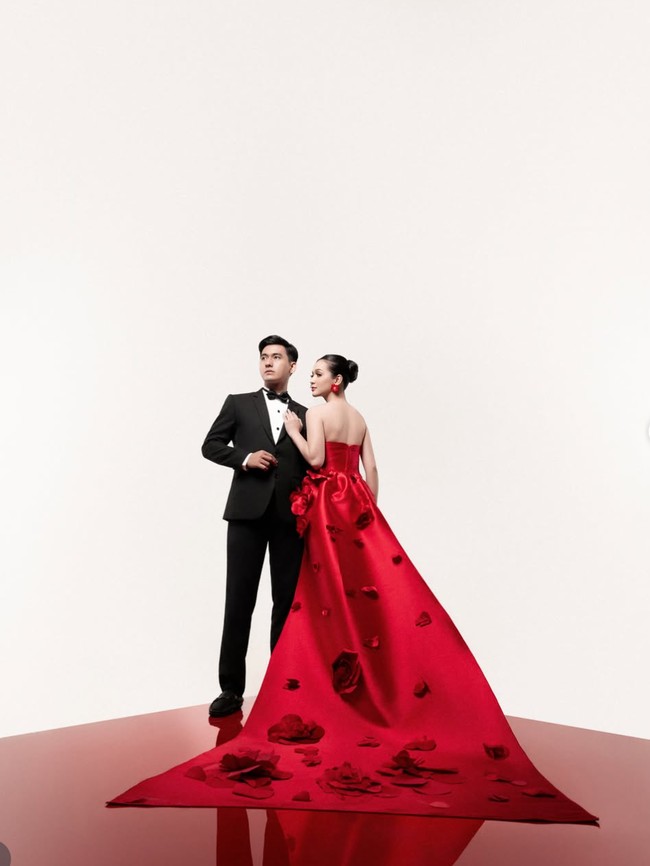 7 Potret Prewedding Dea Annisa, Memukau Dengan Gaun Merah Berhias Bunga 3D