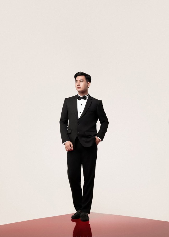 Achmad mengenakan tuxedo hitam, kemeja putih, dan dasi kupu-kupu hitam. Penampilannya terlihat serasi dengan Dea yang juga tampil formal. Foto: Instagram/@deaaannisa