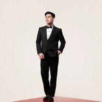 Achmad mengenakan tuxedo hitam, kemeja putih, dan dasi kupu-kupu hitam. Penampilannya terlihat serasi dengan Dea yang juga tampil formal. Foto: Instagram/@deaaannisa