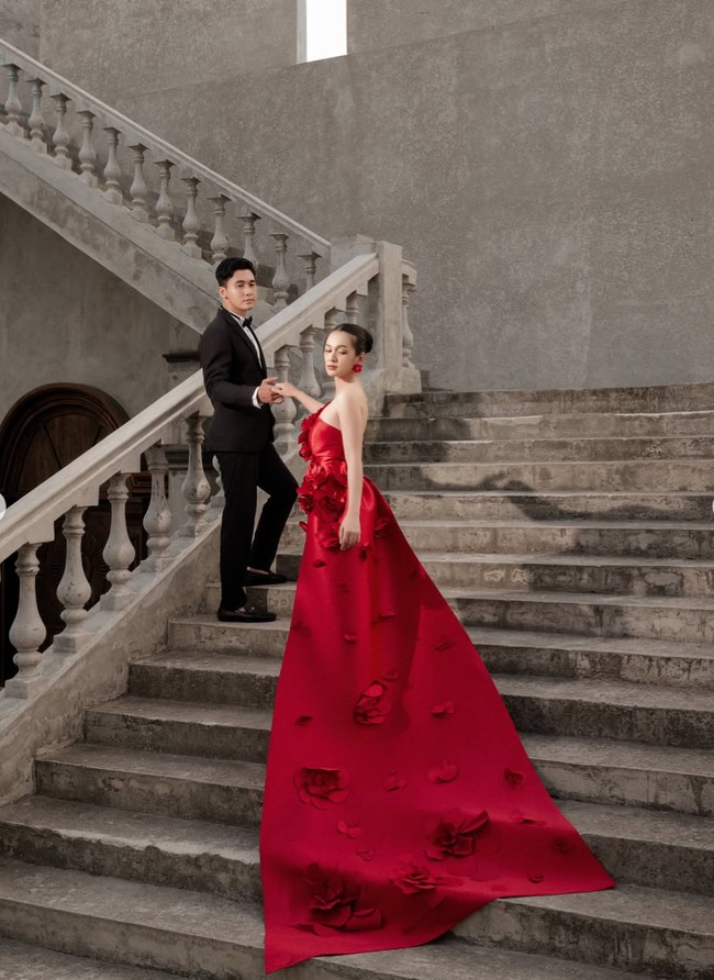 Gaun Dea tampak unik dengan taburan aplikasi kelopak bunga 3D yang tersebar dari bagian bodice hingga rok. Ornamen tersebut memberikan efek seolah kelopak bunga sedang berjatuhan, sehingga tampilan terlihat lebih hidup dan mewah. Detail bunga tiga dimensi berukuran besar juga menghiasi area dada dan pinggang. Foto: Instagram/@deaaannisa