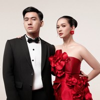Riasannya mengusung konsep soft glam. Alis dibentuk tegas namun tetap natural, dipadukan dengan eyeliner tipis, bulu mata lentik, dan eyeshadow bernuansa cokelat lembut. Sementara itu, lipstik berwarna nude kecokelatan memberikan sentuhan mewah. Foto: Instagram/@deaaannisa