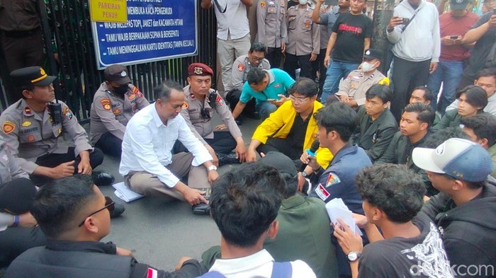 Demo mahasiswa di Kejati Jatim