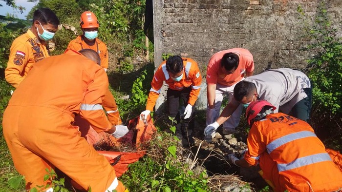 Petugas BPBD Kabupaten Temanggung bersama petugas gabungan saat melakukan evakuasi jenazah perempuan yang ditemukan tinggal tulang belulang, Senin (20/7/2026).